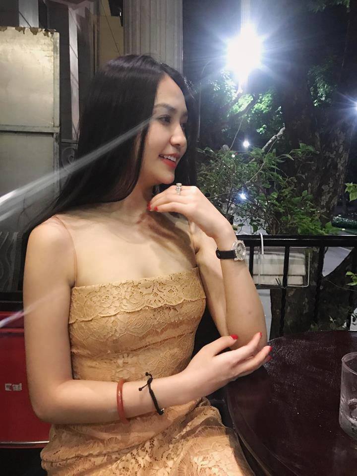 Ít ai ngờ, bà xã Tuấn Hưng có loạt đồng hồ tiền tỷ đắt đỏ cỡ này Ít ai ngờ, bà xã Tuấn Hưng có loạt đồng hồ tiền tỷ đắt đỏ cỡ này